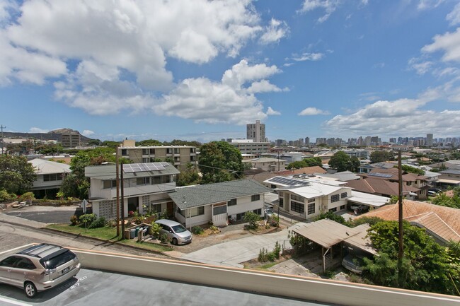 Building Photo - PRIVATE 2/BD 2 BA, LARGE ENCLOSED LANAI WI...