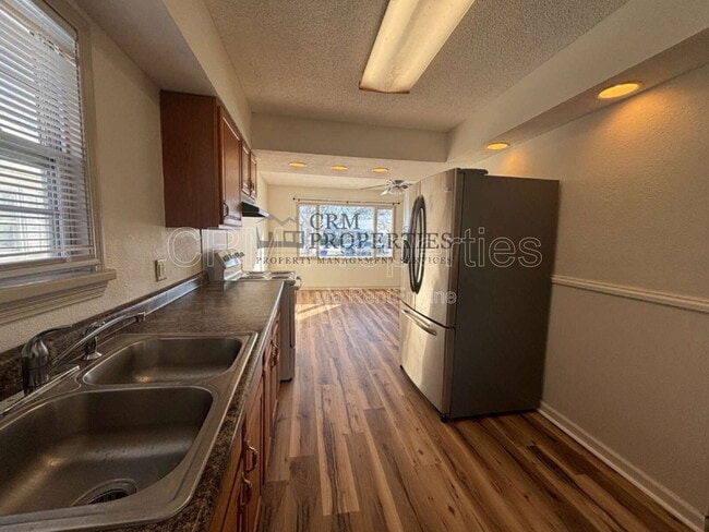 Building Photo - 1008 E Fischer St