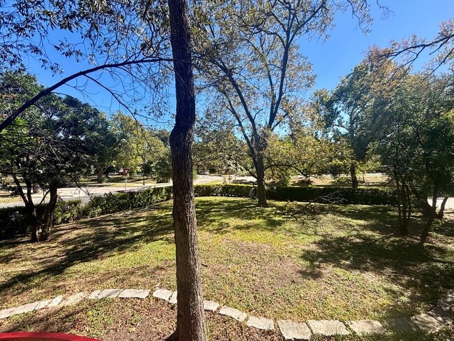 Building Photo - Hemphill Park Gem! 4 Bed/2.5 Bath - Availa...