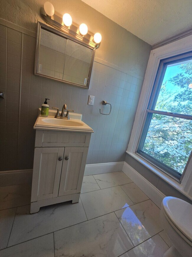 Building Photo - Charming 2bd/1ba Bala Cynwood Home!
