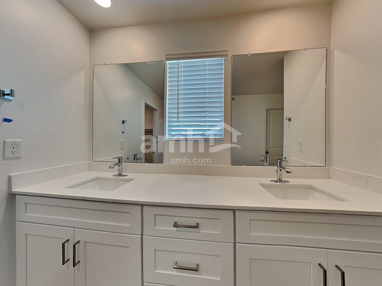 Building Photo - 9744 W Parkway Dr