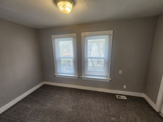 Building Photo - Large 4 bedroom house