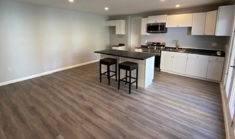 Living room/Kitchen/Dining room - 433 S Fairview St