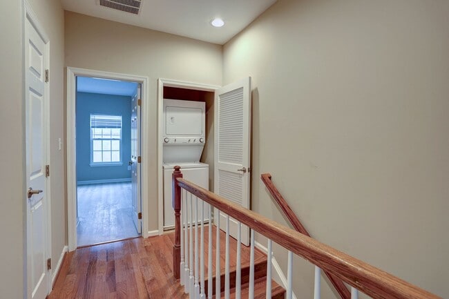 Building Photo - 3BR, 3BA, 1-Car Garage Townhome in Howard Square