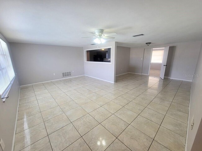 Building Photo - 10920 Oakdale Ave