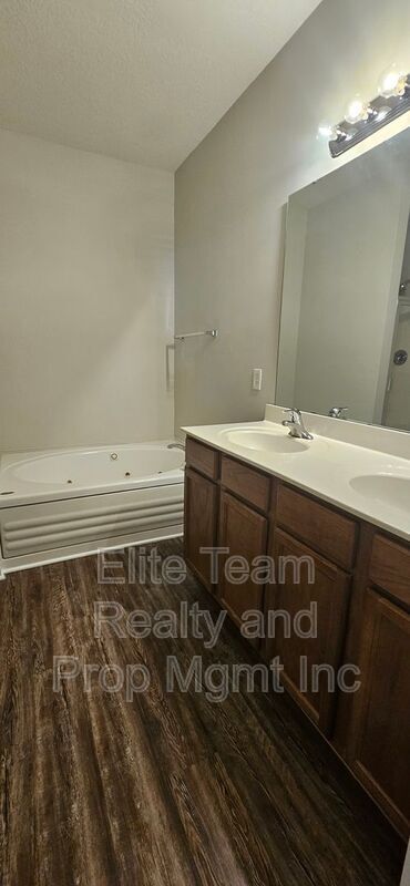 Building Photo - 2715 Meadow Knoll Dr