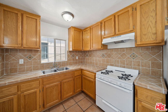 Building Photo - 1239 Havenhurst Dr