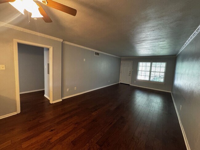 Building Photo - Spring Semester Discount! 2 Br/Bth Corner Unit