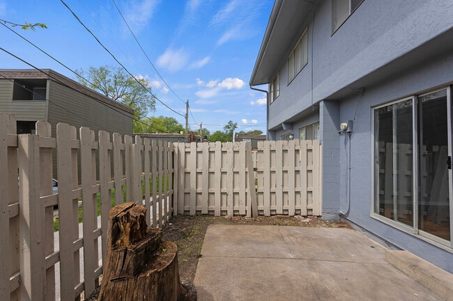 Building Photo - 421 W 87 Pl