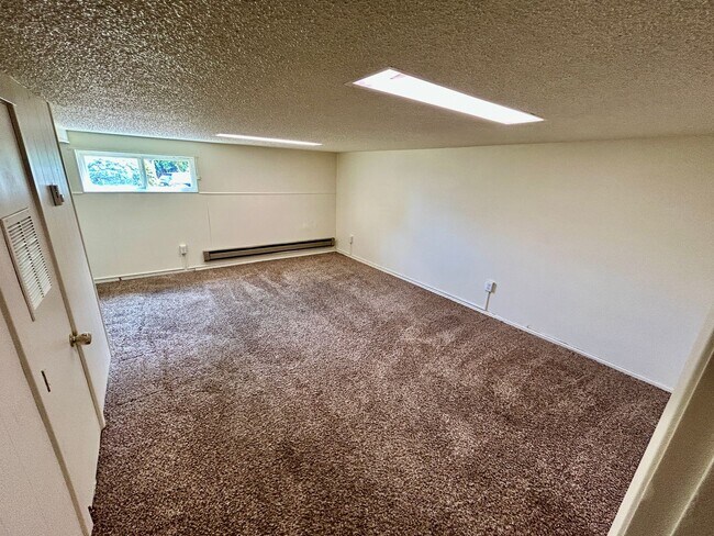 Building Photo - Freshly painted large home near Everett Mall AVAILABLE NOW