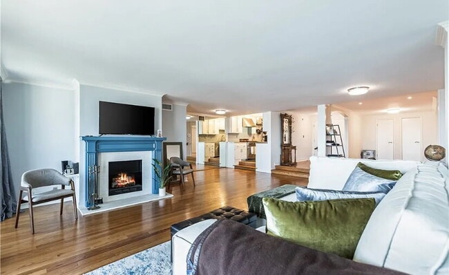 Building Photo - Luxurious Beverly Hills Penthouse Condo wi...