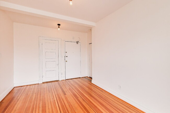 Building Photo - Modern comfort and classic charm!