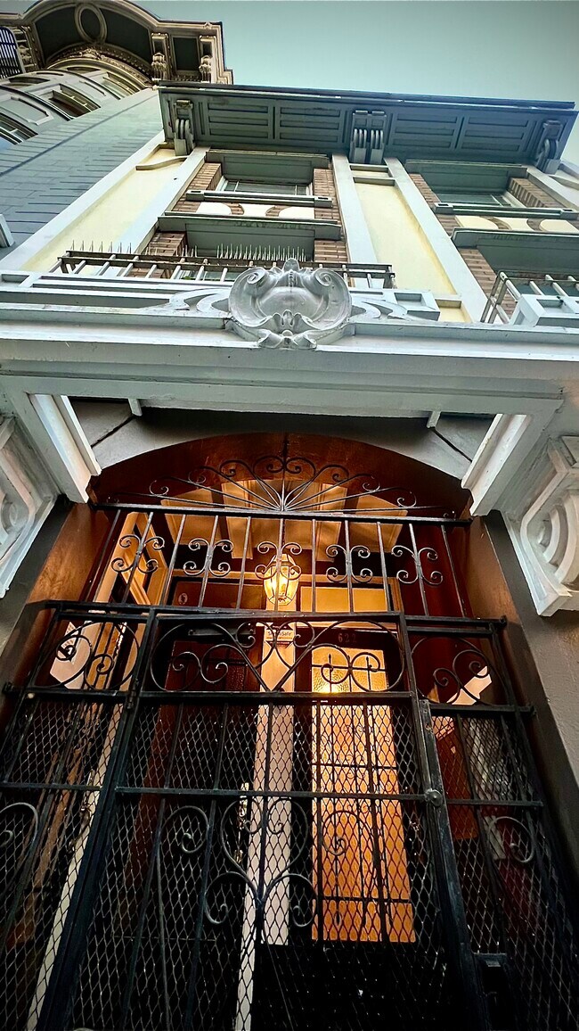 Main Entry Gate - 622 Leavenworth St