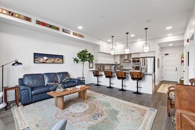 Building Photo - Hip Strip Furnished Condo in Reed Building $2,500 / Month - DATES NEGOTIABLE