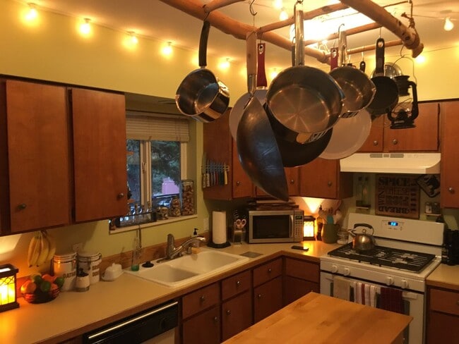 Building Photo - Charming 3 Bedroom, 2 Bathroom House near Fairhaven!! Check out our virtual Tour!