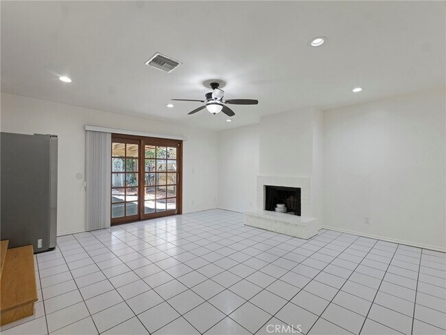 Building Photo - 10918 Reseda Blvd