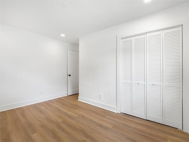 Building Photo - 454 Oak Dr SE