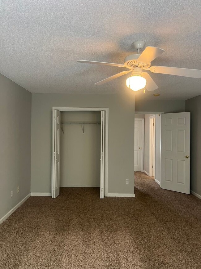 Building Photo - 102 S Spring View Dr