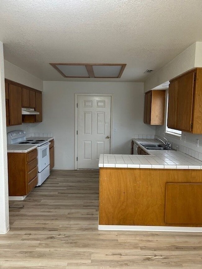 Building Photo - 3 Bedroom 2 Bath House