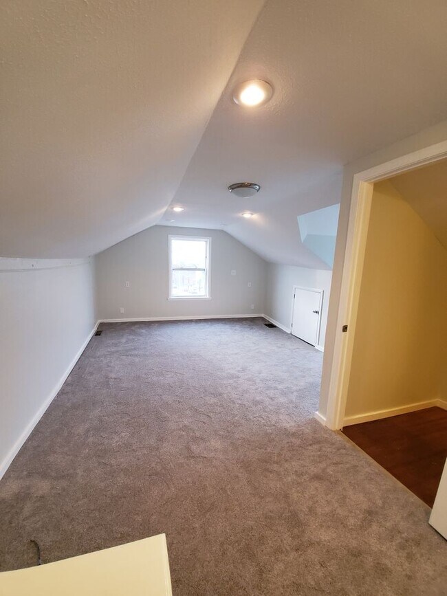 Building Photo - 708 E Warrington Ave