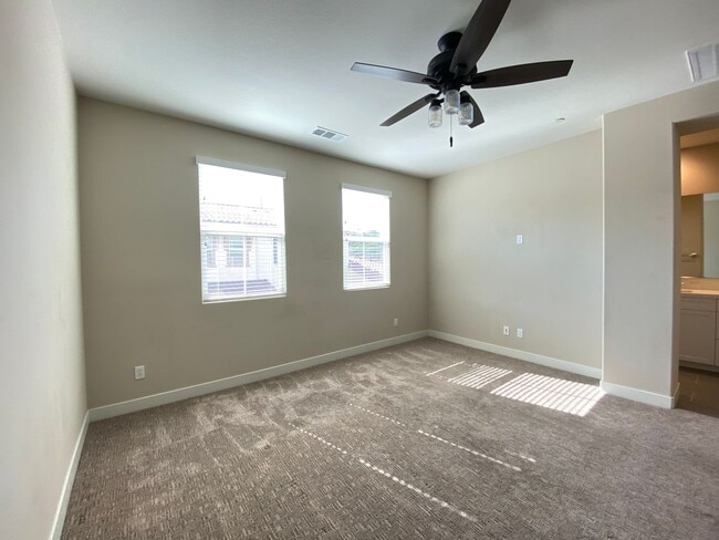 Building Photo - *Special*Stunning 3 Bedroom 3.5 Bathroom T...