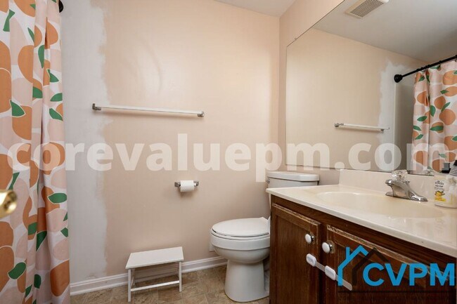 Building Photo - 15952 Alameda Dr