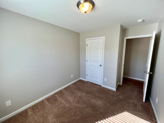 Building Photo - Upscale 3BR 2.5BA Townhome in Blackman!