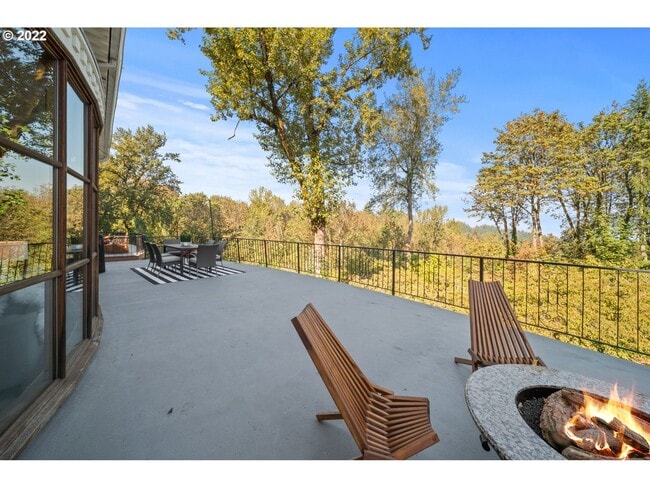 Building Photo - 5 bedroom 4 Bathroom Spectacular Townhome ~ Parking, A/C and More!