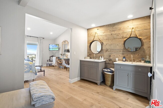 Building Photo - 6363 Zumirez Dr