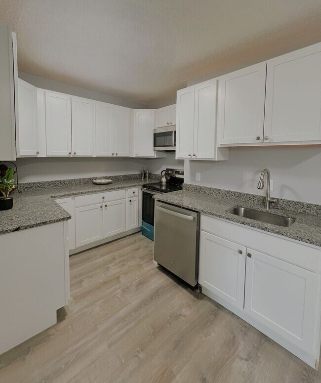 Building Photo - Beautifully Renovated 3-Bedroom Single Family Home