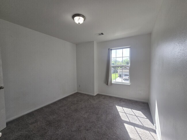 Building Photo - 7318 Parkview Dr