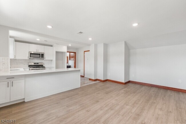Building Photo - 532 Piaget Ave