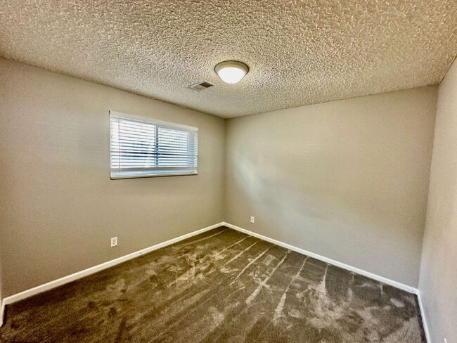 Building Photo - AVAILABLE OCTOBER! Wonderful 3 bed/2 bath ...