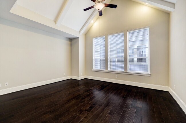 Building Photo - 726 N Shepherd Dr