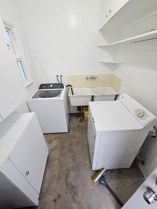 Building Photo - Flight Ave