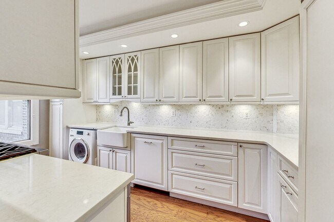 Building Photo - Elegant 2 Bedroom/ 2 Bath Unit in Westchester Cooperative - All Utilities Included!