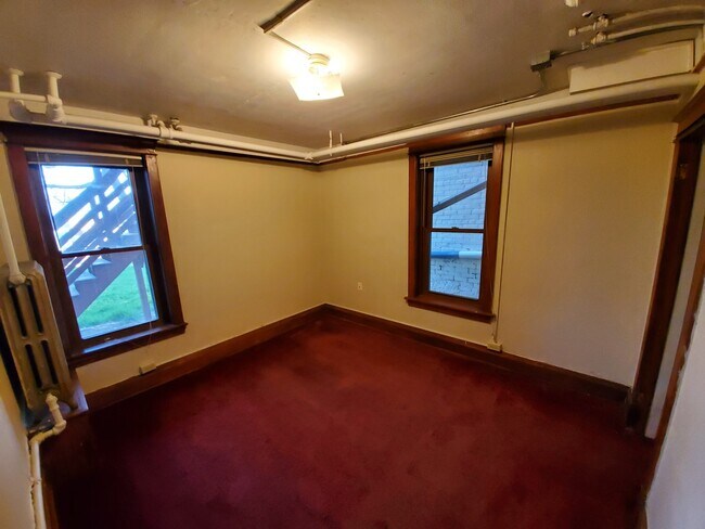 Building Photo - AVAILABLE NOW - Spread out in 3 level livi...