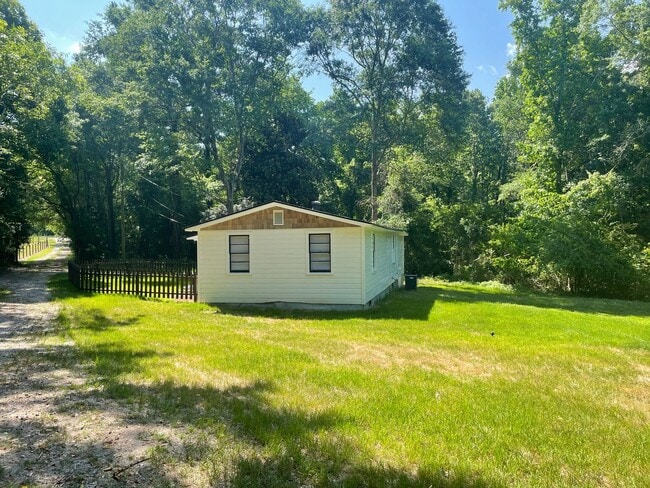 Building Photo - Charming Cottage on the Eastside Available Now