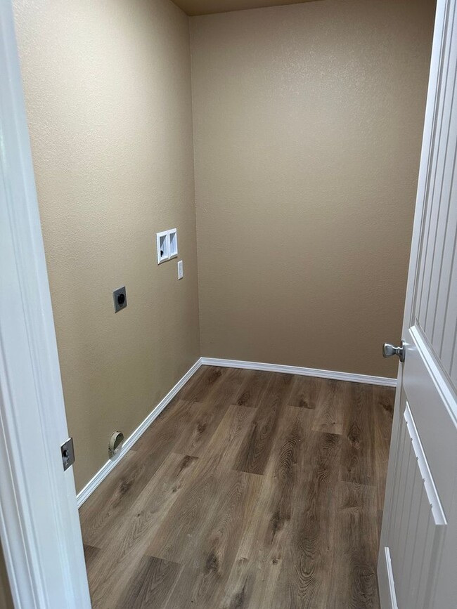 Building Photo - 4 BED 2 FULL BATH