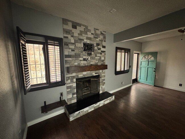 Building Photo - Charming Upscale Smart  2BR Townhome in El...