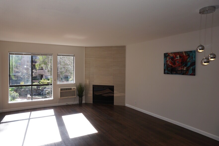 Building Photo - 39199 Guardino Dr