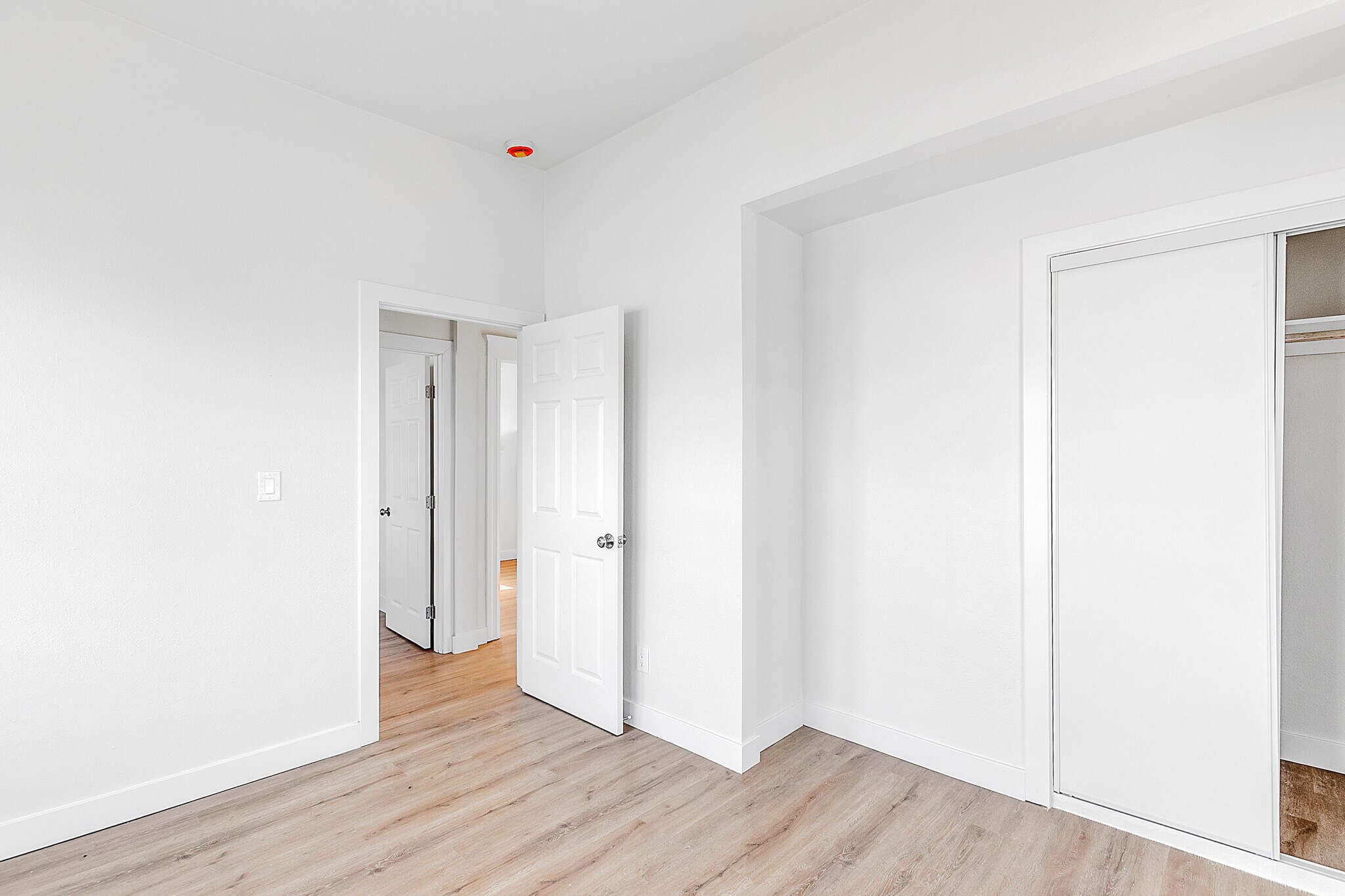 Building Photo - 1618 E Vernon Ave