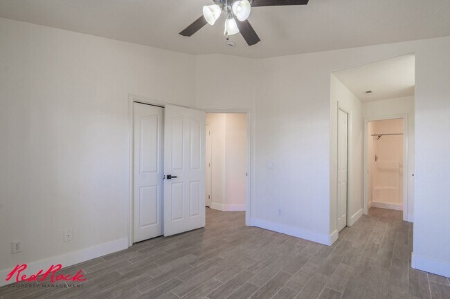 Building Photo - Small Dog Friendly! 3 Bedroom Single-Level...