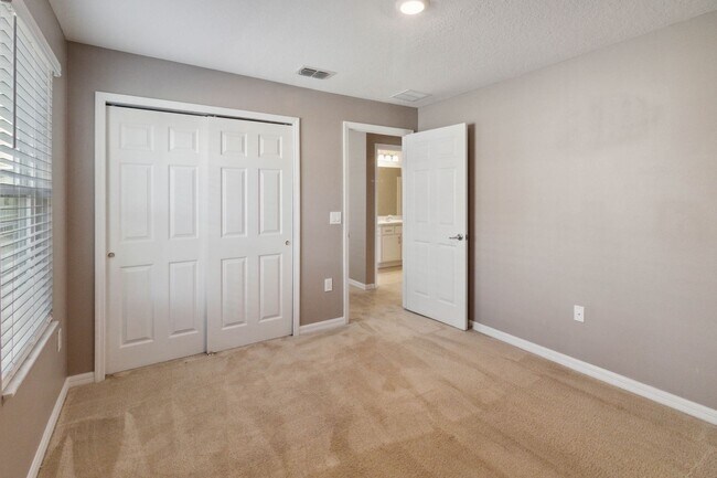 Building Photo - Like New 4/3 Townhome in Gated Community W/ Community Pool