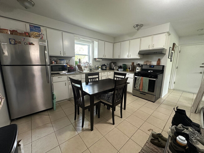 Building Photo - 4022 N Avers Ave
