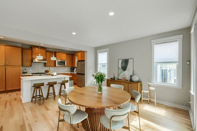 Building Photo - 5bd/3.5ba Bellevue Hoome