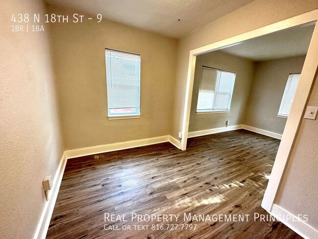 Building Photo - Pet Friendly - Completely Renovated 3rd Fl...