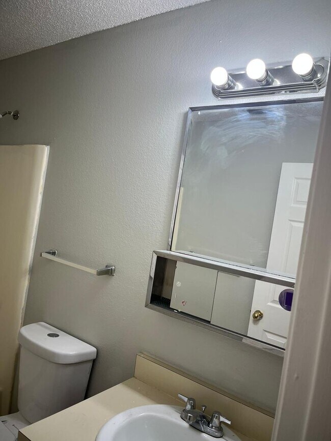 Building Photo - Move-In Ready 2BR/2BA Home with Modern Updates & Prime Zephyrhills Location!