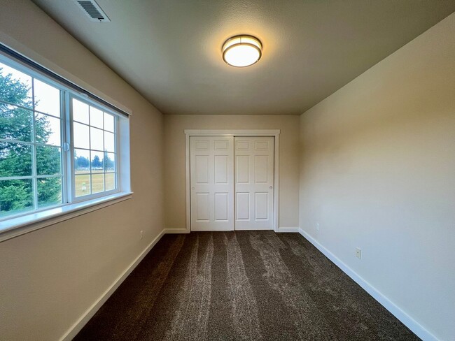 Building Photo - Fully Remodeled  3 BD + Den