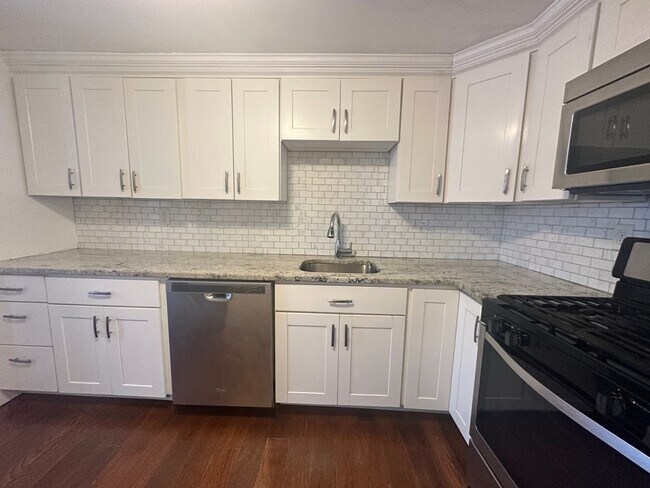 Building Photo - 904 Middle St